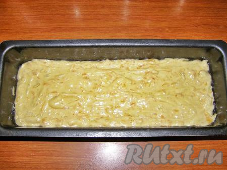 Форму для выпечки (у меня - прямоугольная форма размером 28 на 8 сантиметров) смазываем небольшим количеством масла, выкладываем в неё тесто и разравниваем.