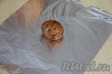 Хорошо перемешать картошку со специями и маслом. Выложить каждую картошину на отдельный кусок фольги. Завернуть каждую картошину в фольгу.