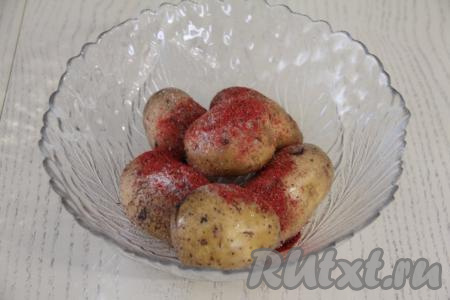 Картошку выложить в миску, добавить растительное масло, соль и специи (у меня - паприка).