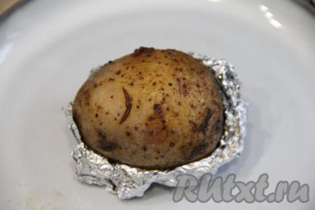 Запечённую картошку достать из мультиварки, освободить от фольги.