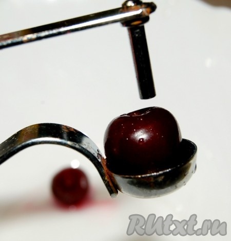 Пока выпекалась основа из безе,  нужно подготовить вишню. Почистить ее от косточек.