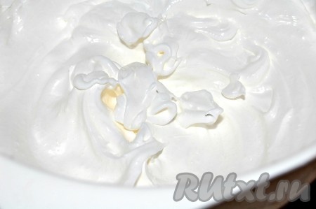Тщательно отделить белки от желтков (помните, если попадет хоть капля желтков, белки не взобьются!) и взбить белки, сначала одни белки, до пенистого состояния, потом постепенно добавлять сахар по 1 столовой ложке. Взбивать до состояния жестких пиков (белки не опрокидываются из перевернутой миски). Сахар лучше использовать мелкий, тогда белки взобьются значительно быстрее и будут качественнее.