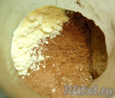 Смешать какако-порошок, уксус и кукурузную муку.