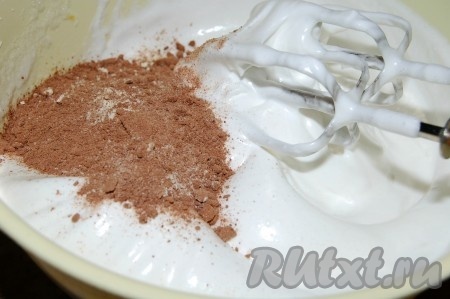 Полученную смесь аккуратно добавить к белкам и взбить.
