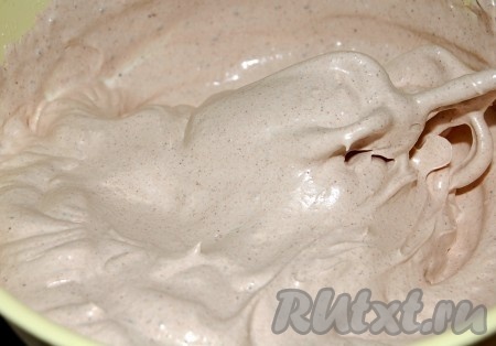 Полученную смесь аккуратно добавить к белкам и взбить.