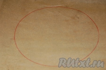 Взять бумагу для выпечки, начертить на ней круг по размеру будущего торта (примерно 25 см).