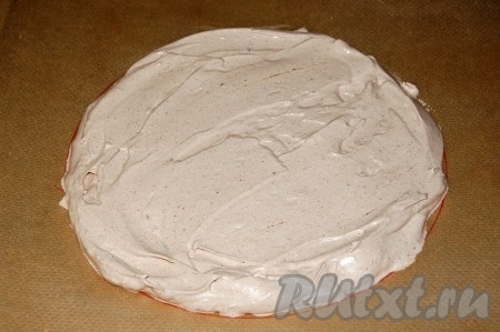 Из взбитых белков сначала выложить дно будущего торта.