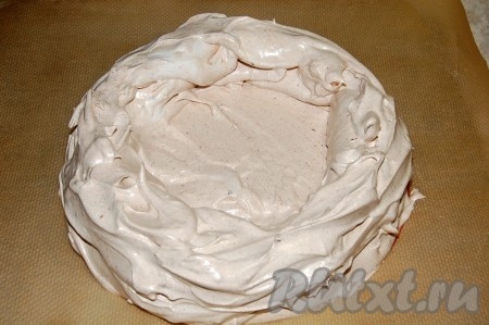 Затем выложить стеночки будущего торта.