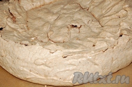 Через 1,5-2 часа основа из безе для торта будет готова.