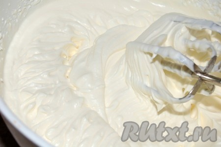 Когда основа торта остынет, то взбить сливки. Сначала сливки взбиваются без добавления сахара, а когда масса увеличится, то добавить сахарную пудру.