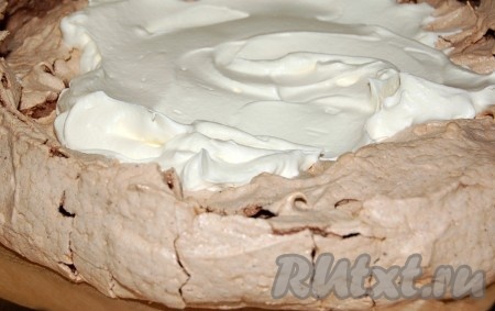 Теперь можно приступать к сборке нашего торта. На дно основы из безе выложить слой взбитых сливок.