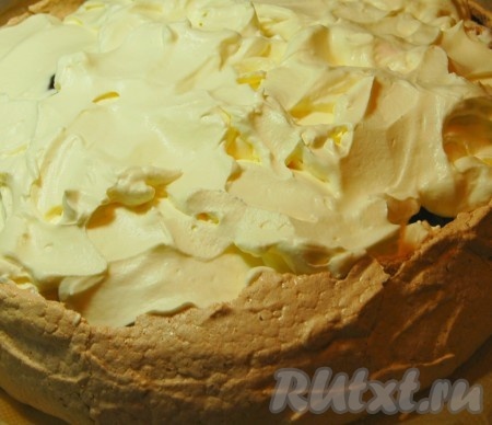 Вишни покрыть снова слоем взбитых сливок. 