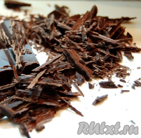 Шоколад настругать с помощью ножа.