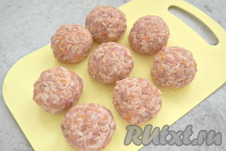 Из получившейся массы формируем круглые тефтели (у меня получилось 8 штук).