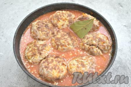 Отдельно смешиваем томатную пасту со сметаной и 250 миллилитрами тёплой воды, солим получившийся томатно-сметанный соус. Выливаем соус на сковороду с тефтелями (соус должен покрывать тефтели наполовину). Добавляем лавровый лист.