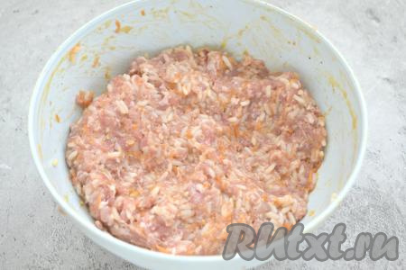 Хорошо перемешиваем фарш с овощами, рисом, яйцом и специями.