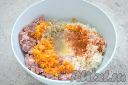 В эту же миску разбиваем куриное яйцо. Солим содержимое миски, сдабриваем специями (я добавила молотую паприку и чёрный молотый перец).