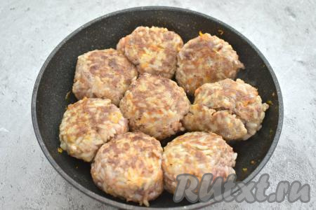 В сковороду, в которой жарился лук с морковкой, добавляем немного масла, выкладываем тефтели и обжариваем их на среднем огне с каждой стороны по 2-3 минуты.