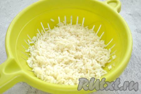 Промываем 3 столовых ложки риса, перекладываем в кастрюлю, заливаем холодной водой,&nbsp;ставим на огонь и доводим до кипения, перемешиваем, уменьшаем огонь. Варим рис до полуготовности (примерно 10 минут), затем откидываем на сито, чтобы слить воду, и остужаем.