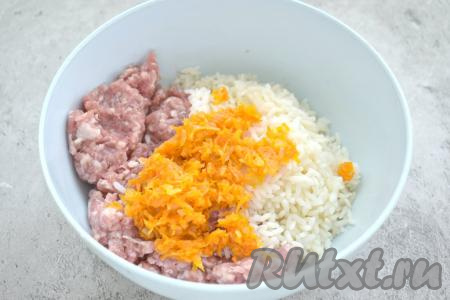 В миску перекладываем фарш из свинины, добавляем остывший рис и обжаренные овощи.
