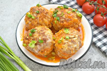 Сочные, вкусные, аппетитные тефтели, приготовленные из свиного фарша с рисом, к столу можно подать как самостоятельное блюдо или вместе с гарниром из картошки, поливая томатно-сметанным соусом, в котором они тушились, а также со свежими овощами. Приготовьте это блюдо для своей семьи!