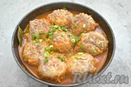 Даём соусу закипеть и, уменьшив огонь до минимума, тушим тефтели из свиного фарша с рисом под крышкой 15-20 минут. Для того чтобы тефтели равномерно пропитались соусом, в процессе тушения их можно 1 раз перевернуть. При подаче тефтели можно посыпать нарезанной свежей зеленью (я посыпала нарезанным зелёным луком).