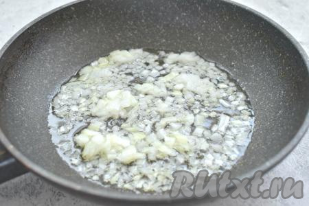 Морковь и лук очищаем. Разогреваем растительное масло в сковороде, выкладываем достаточно мелко нарезанный лук и обжариваем его, иногда помешивая, на среднем огне 3-4 минуты (до мягкости).