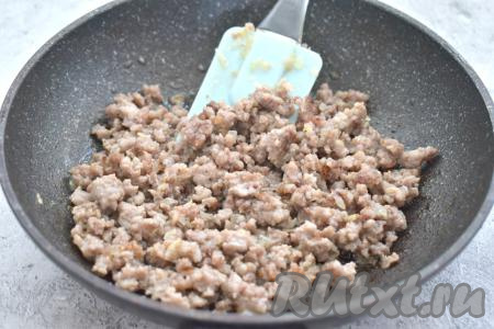 Обжариваем фарш с луком в течение 10-15 минут (до готовности), постоянно разбивая кусочки мяса кулинарной лопаткой. Убираем фарш с огня и даём ему немного остыть.