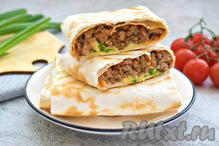 Вот так быстро и просто можно приготовить сытные, вкусные и аппетитные конвертики из лаваша с фаршем и сыром на сковороде. Смотрите, как выглядит конвертик в разрезе - у него сочная мясная начинка с сырной ноткой и хрустящий обжаренный лаваш.