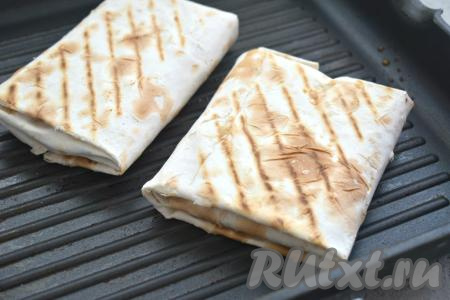 Подрумяниваем конвертики из лаваша с фаршем и сыром на сухой сковороде гриль по 1,5-2 минуты с каждой стороны. Можно обжарить лаваш и на обычной сковороде с добавлением масла.