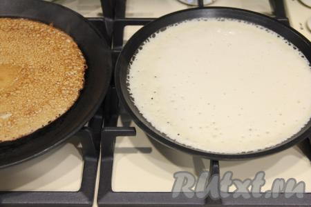 Сковороду (я готовила на сковороде диаметром 20 сантиметров) хорошо разогреть, немого смазать растительным маслом, вылить половник теста. Блинное тесто равномерно распределить по сковородке и жарить блинчик до подрумянивания с двух сторон на среднем огне. Затем в меру тонкий, ажурный блин переложить на тарелку. Периодически перемешивая тесто, постепенно пожарить все блины, складывая их аппетитной стопочкой на тарелку. Перед выпечкой очередного блина сковороду нужно смазывать маслом только по мере необходимости. Я смазывала сковородку маслом только перед жаркой первого блина.