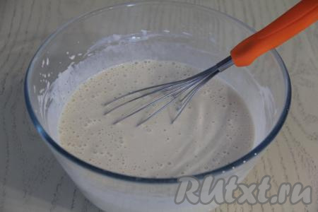 Дать тесту, замешанному на ряженке и кипятке, постоять минут 10 при комнатной температуре. Тесто получится в меру жидким, но учитывайте, что и слишком жидким, как вода, оно быть не должно.