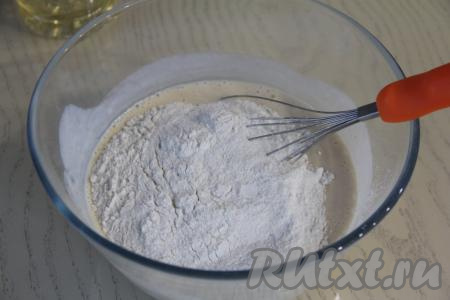 В смесь ряженки и яиц всыпать просеянную муку.&nbsp;