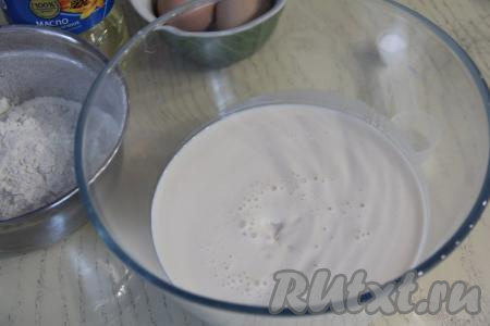 Ряженку влить в миску, добавить соль и соду, тщательно перемешать и оставить получившуюся смесь минут на 5. За это время сода полностью погасится в ряженке. Поверхность ряженки покроется пузырьками.