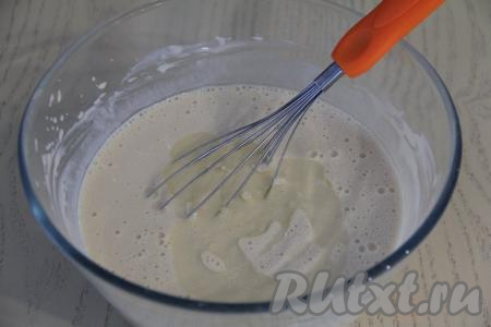 После того как будет добавлен кипяток, влить в тесто растительное масло, перемешать.