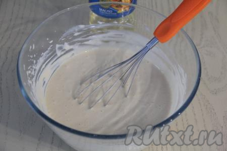 Перемешать блинное тесто венчиком до однородности. Тесто получится достаточно вязким.