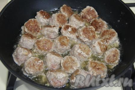 Обжарить фрикадельки на среднем огне до появления румяной корочки с двух сторон.