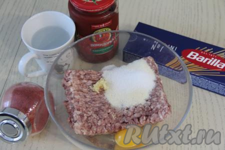 В достаточно глубокой миске соединить фарш, очищенный и пропущенный через пресс чеснок, яйцо, соль и манку.