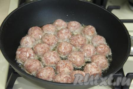 Из фарша влажными руками сформировать фрикадельки размером чуть больше грецкого ореха. В сковороду влить растительное масло, дать ему прогреться, выложить сформированные фрикадельки.