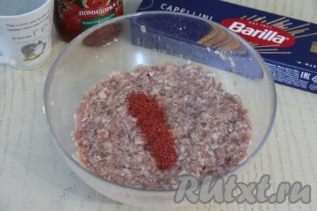 Вымесить фарш, добавить специи по вкусу (у меня - специи для мяса).
