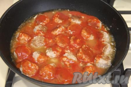 К обжаренным фрикаделькам влить получившийся томатный соус. Перемешать фрикадельки с соусом. Дать соусу закипеть, а затем тушить фрикадельки под крышкой на небольшом огне минут 15. Несколько раз в процессе тушения фрикадельки нужно будет перемешать, чтобы они равномерно протушились со всех сторон.