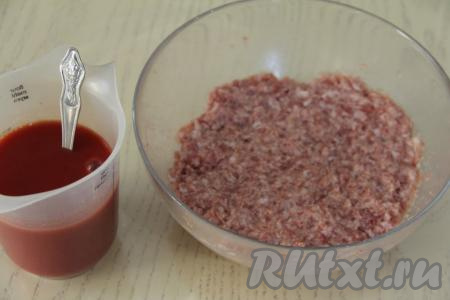 Ещё раз тщательно перемешать фарш и оставить его минут на 30 постоять при комнатной температуре. По прошествии 30 минут для приготовления соуса соединить в стакане томатную пасту и 200 миллилитров воды, посолить, тщательно перемешать и томатный соус готов.
