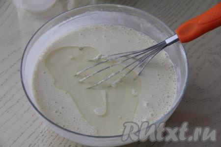 Затем влить растительное масло, очень хорошо перемешать и оставить тесто для блинов "отдыхать" минут на 10.