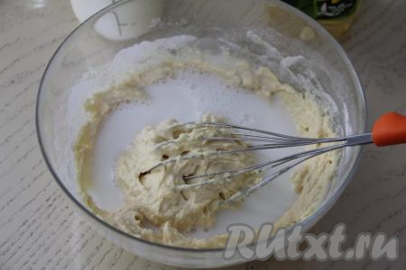 Перемешать тесто, оно получится однородным и густым. Влить молоко в блинное тесто в несколько приёмов, каждый раз перемешивая тесто до однородности.