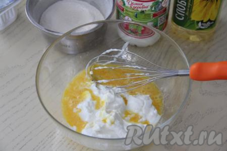 Добавить в миску творожок "Агуша".