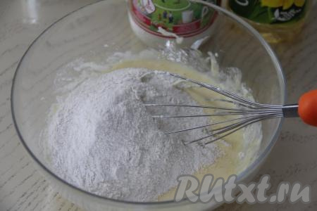 В получившуюся яично-творожную массу всыпать муку.