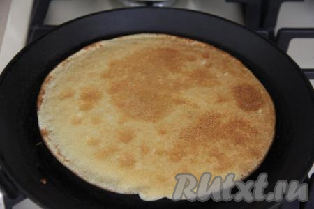 Очень хорошо разогреть сковороду, перед выпечкой первого блина можно немного смазать сковородку растительным маслом. Вылить половник теста, равномерно распределяя тесто по дну сковородки. Выпекать блинчик до золотистости с двух сторон на умеренном огне, затем переложить на тарелку. Один за другим пожарить все блины. Перед выпечкой каждого блинчика нужно обязательно перемешивать тесто в миске, чтобы оно было однородным. Смазывать сковороду маслом нужно только по мере необходимости. Если качество покрытия сковороды хорошее, то после жарки первого блина в дальнейшем сковороду маслом можно не смазывать.