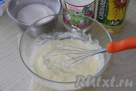 Перемешать яично-творожную массу венчиком до однородности.