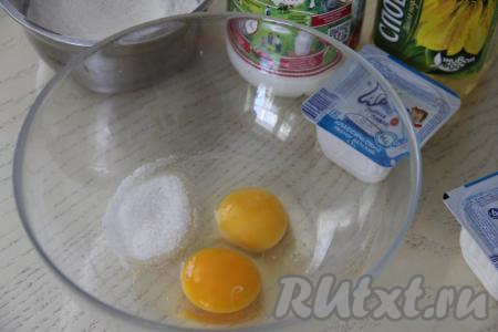 Соединить в глубокой миске яйца и ванильный сахар (вместо ванильного сахара можно взять обычный), перемешать венчиком.