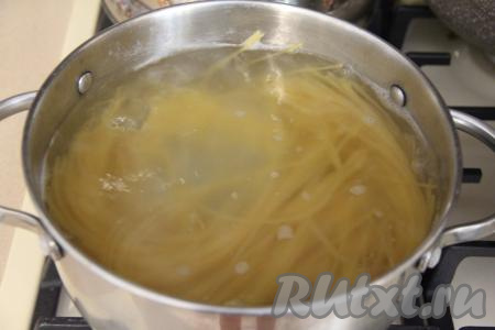 В кастрюлю с кипящей подсоленной водой выложить спагетти, перемешать, дать закипеть и варить на небольшом огне до готовности (обычно на варку требуется минут 7-9, точное время варки посмотрите на упаковке макарон, которые вы готовите). Откинуть готовые спагетти на дуршлаг, чтобы стекла лишняя вода.